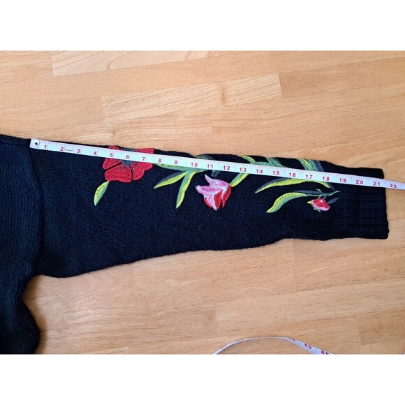ROMEO & JULIET Couture Black Floral Embroidered Sweater Pullover Size Small - Picture 8 of 13